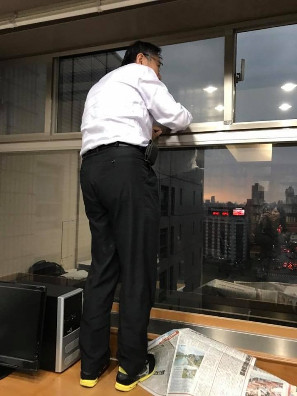 台北市長柯文哲爬上桌子開窗戶，被市議員高嘉瑜拍下過程，引起網友討論。（圖擷自高嘉瑜臉書）