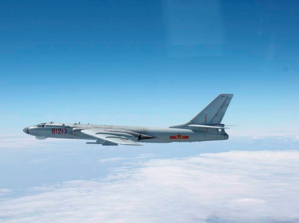 圖為中國戰略轟炸機「轟-6」,8日有一架飛赴南海沿九段線巡航。(路透社) 圖為中國戰略轟炸機「轟-6」,8日有一架飛赴南海沿九段線巡航。(路透社)