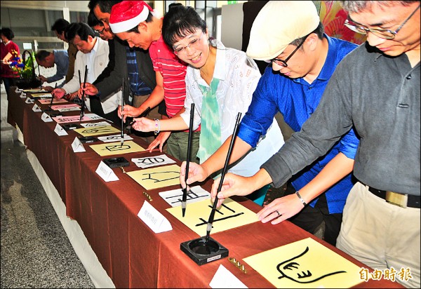 「東華寫字節」今年以甲骨文為主題，讓許久不曾提筆的師生覺得很新鮮。（記者花孟璟攝）