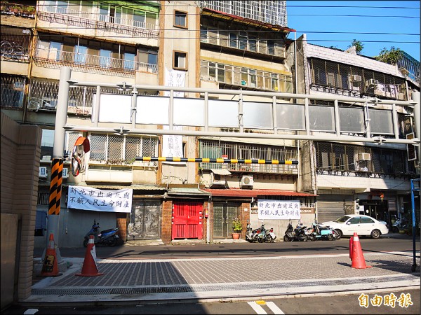 頂溪國小地下停車場出入口車道正對住戶，引發「路衝」糾紛。（記者翁聿煌攝）