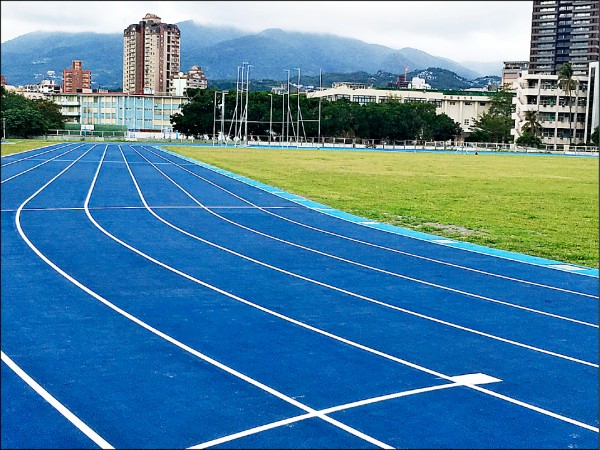 位於台北市立中正高中的世大運田徑練習場完工，跑道比照里約奧運採用藍色，並已取得國際田徑總會認證。（台北市衛工處提供）