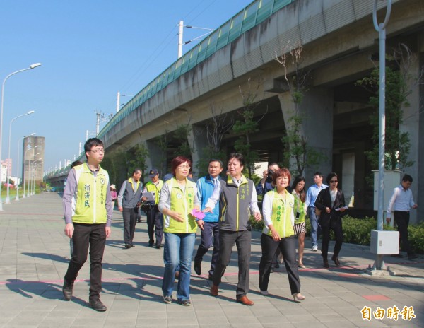 員林鐵路高架後，周邊道路將進行拓寬工程，立委陳素月（前排左2）邀集彰化縣政府計畫處處長謝昌達（前排右2）等人前往勘查。（記者陳冠備攝）