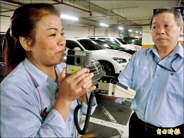 台北市交通局購買一些酒測計放在公有停車場，供民眾「參考使用」。（記者吳亮儀攝）