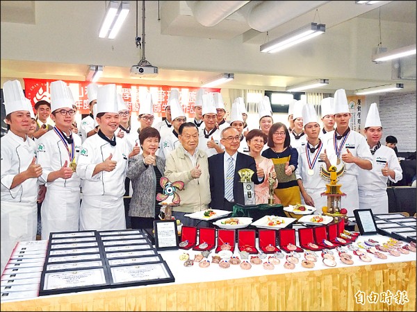 崑山科大餐飲管理及廚藝系師生團隊今年在國際賽事勇奪百面獎牌，校方熱烈表揚。（記者吳俊鋒攝）