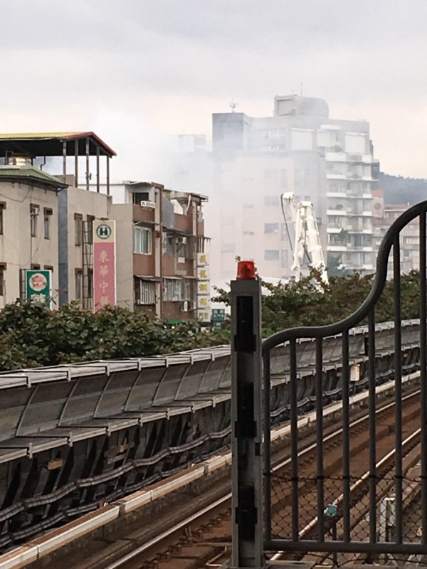 附近民眾拍到住宅冒出濃煙。（圖擷自PTT）