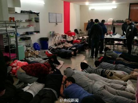 中國與西班牙兩國於13日，在西班牙展開聯合搜捕行動，打擊針對中國的電信詐騙，逮捕多名嫌犯。（圖擷取自微博）