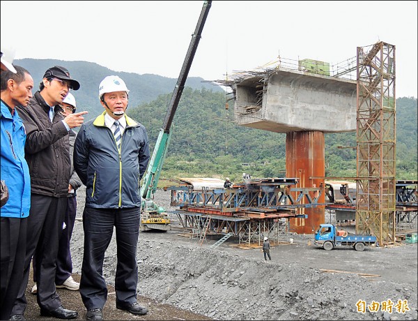 新建寒華大橋進度近五成。（記者江志雄攝）