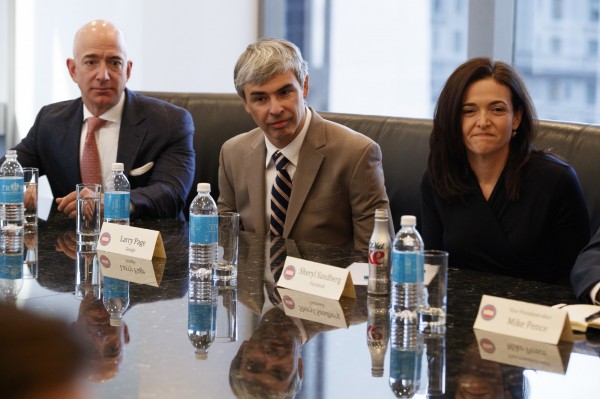 亞馬遜創辦人貝佐斯（Jeff Bezos）、Google母公司Alphabet執行長佩吉（Larry Page）以及臉書營運長桑伯格（Sheryl Sandberg）沉著臉聽川普說話。（美聯社）