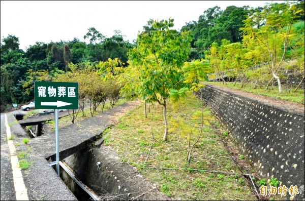 草屯鎮嘉老山示範公墓施設好的寵物樹葬專區。（記者陳鳳麗攝）