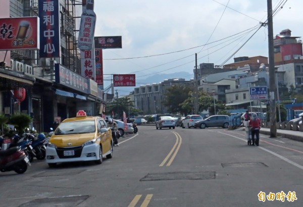 新竹縣竹東鎮仁愛路在內的多條市區道路，明天起夜間施工，縣府請用路人配合改道。（記者蔡孟尚攝）