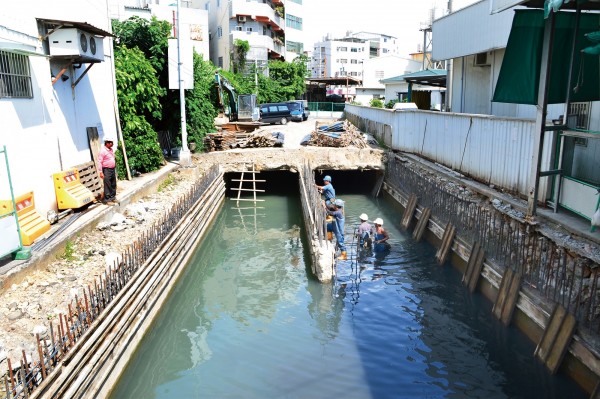 台中市水利局積極推動雨水下水道施工，建置長度約635公里，僅次於新北市，排名全國第2。（台中市水利局提供）