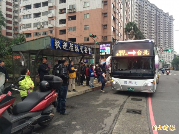 橘郡候車空間檢討，不排除實施分區停靠措施，將國道客運、市公車站牌分散設置。（記者林欣漢攝）