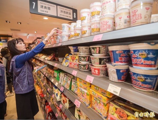 食品藥物管理署將加嚴日本進口食品的標示管理，會要求進口業者在商品外包裝標示製造地縣市。圖為食藥署人員到超市稽查日本核災區食品。（資料照，記者黃耀徵攝）