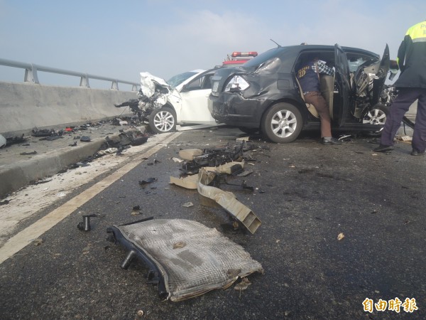 兩車嚴重對撞，車上零件散落一地。（記者劉禹慶攝）