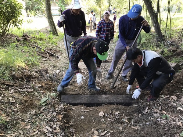 新竹縣芎林鄉文林古道深具歷史意義及生態資源的文林古道，可惜年久失修，芎林鄉芎林亮起來等3個社區團隊60名社規師，今天率先發動修復，盼未來邀請大家共同參與。（陳芊穎提供）