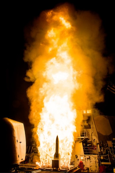 美國海軍神盾艦十四日於夏威夷考艾島進行測試，發射兩枚標準六型攔截飛彈，成功阻截一枚中程彈道飛彈。（圖片來源：美國飛彈防禦局）