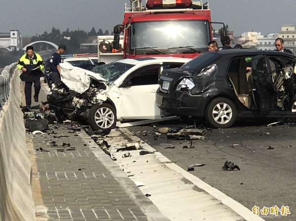 澎湖跨海大橋今日下午2時許，發生2台轎車對撞嚴重車禍，共造成6人輕重傷。（記者劉禹慶攝）