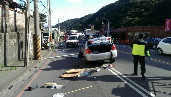 車禍事故現場物品散落一地。（記者游承霖翻攝）