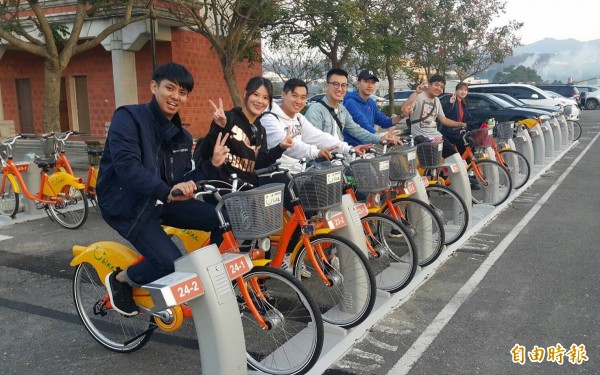 桃園大溪YouBike新開站，遊客搶鮮騎、供不應求。（記者李容萍攝）