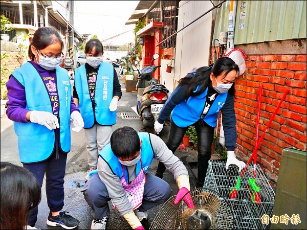 矽品員工葉銘程帶著妻女一同協助打掃。
（記者張軒哲攝）