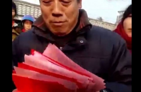 中國江蘇省黃市新村村幹部選舉疑似爆發舞弊，影片中參加競選的候選幹部竟現場指示村民將票投給誰。（圖截自中國網路）