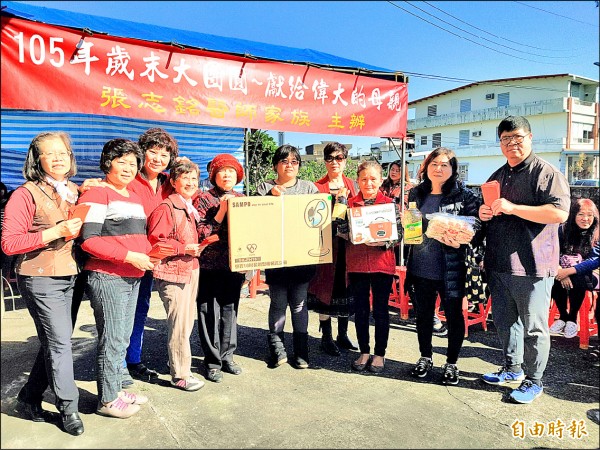 中醫師張志銘（右一）雖然在台北行醫開業，但是不忘回饋故鄉宜蘭鄉親，號召家族捐物資，把母親的愛散播給更多人。（記者簡惠茹攝）