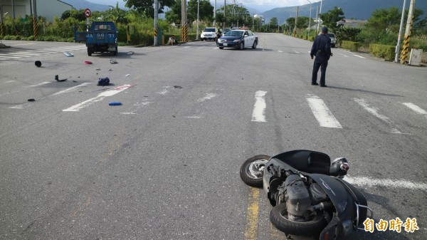 花蓮縣吉安鄉知卡宣大道與光華一街口今天下午1點多發生一起汽機車擦撞意外。（記者王錦義攝）