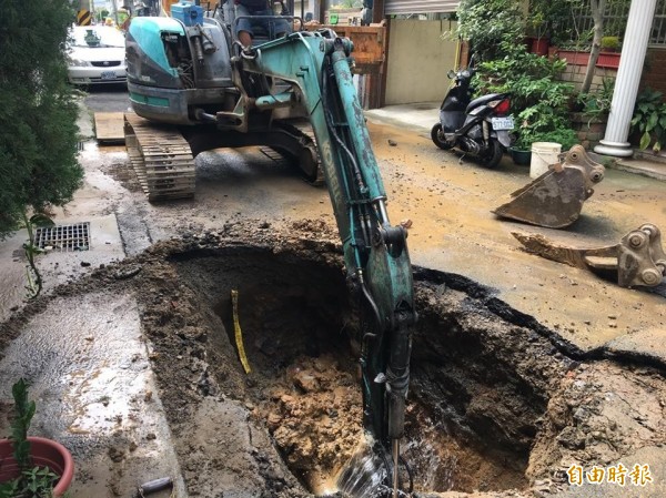 新竹市關埔地區大樓一棟一棟蓋，當地原社區屬老舊管線，常發生爆管事件或臨時停水，經里長和市議員爭取，水公司已編列經費要汰換管線，預計明年農曆年後施工，需70個工作天。（記者洪美秀攝）