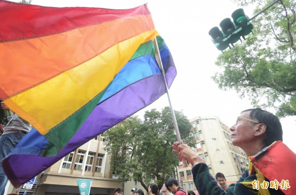 性平團體也強調，殷切期望12月26日排審婚姻平權法案時，團體版本（尤美女委員版）能夠順利出委員會。圖為同志人權推動者揮舞彩虹旗。（資料照，記者張嘉明攝）