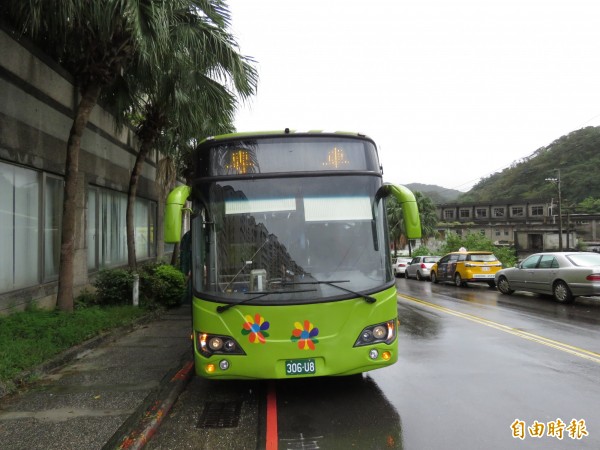 基隆第2條快捷公車30日上路，暖暖通勤族受惠。（記者林欣漢攝）