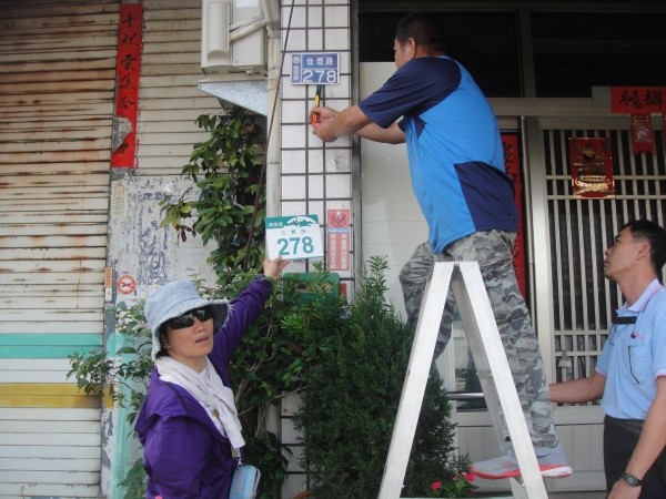 橋頭戶政人員協助居民更新仕豐路門牌。（圖由橋頭戶政事務所提供）