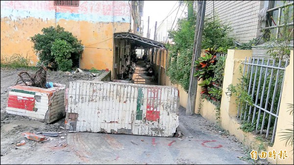 屏東市建國路二八九巷地主曾拿石塊封路引起衝突。（記者葉永騫攝）