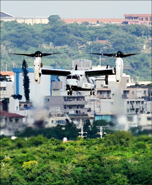 駐沖繩美軍魚鷹機十三日發生迫降意外，經六天停飛後，十九日恢復飛行引起沖繩地方首長不滿。（法新社）