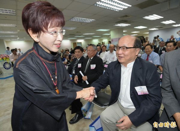 國民黨中央宣布將明年黨主席選舉提前2個月，代表黨魁選戰提前開打，胡志強（右）今以全國公教軍警暨退休人員聯合總會長的名義，發表公開信力挺郝龍斌推動核食公投，動作也引發外界聯想。（資料照，記者張嘉明攝）