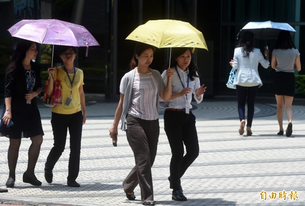 氣象局指出，今天全台維持多雲到晴天氣，各地高溫在26到29度，但週四鋒面通過台灣，屆時全台高溫將會降到22、23度。（資料照，記者簡榮豐攝）