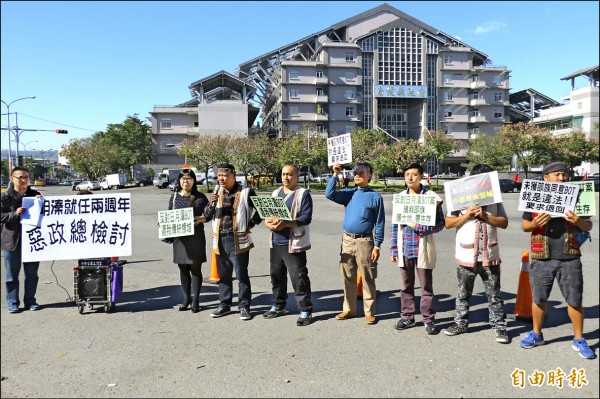 邵族民族議會等團體昨召開記者會，抨擊縣長林明溱推動的日月潭孔雀園BOT案等建設是惡政。（記者張協昇攝）