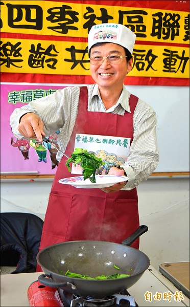 在熱心人士口頭指導下，草屯鎮長洪國浩炒菜秀成功。（記者陳鳳麗攝）