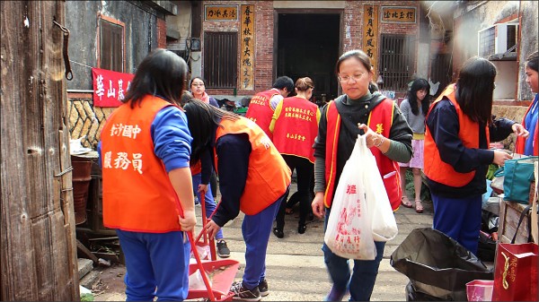 華山基金會金湖站及金沙國中同學，前往金沙鎮陳姓獨居老人家中打掃環境。（圖由華山基金會提供）