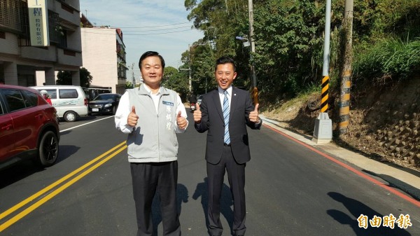 地方人士期盼卅餘年，終於盼到高峰路八百公尺路段順利拓寬，市長林智堅（右）與工務處長陳炳煌大聲喊讚。（記者蔡彰盛攝）