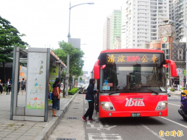 高市公車將取消緩衝區，明年起上下車都要刷卡，改以乘客實際搭乘的里程距離計費。（記者葛祐豪攝）