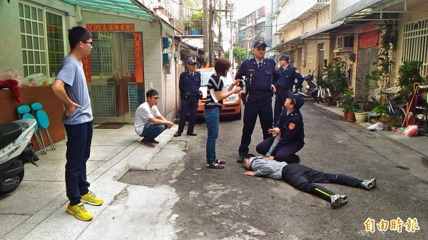 擔任導演的女警說明拍攝狀況（記者余衡攝）