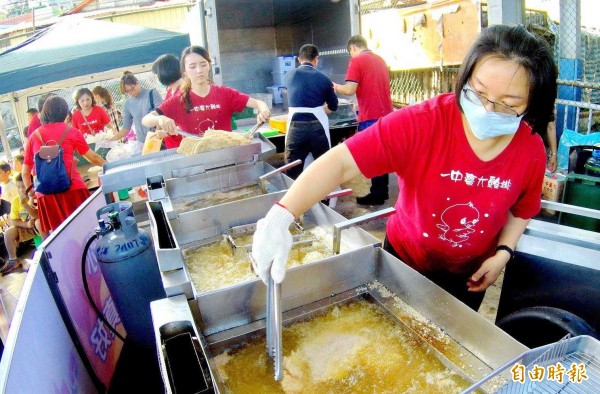 中投商家在信義鄉舉辦「愛心美食義煮」活動，不但現煮現做，還有人扮耶誕老人與學童互動，場面熱鬧又溫馨。（記者謝介裕攝）