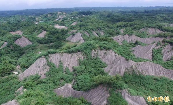 龍崎世界級的白堊泥岩地形景觀，計畫蓋掩埋場，地方里長及環團均強烈反對。（記者蔡文居攝）