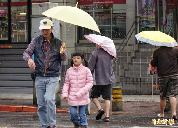 受到鋒面通過影響，明日各地降雨機率偏高，氣溫明顯下降。（記者張嘉明攝）
