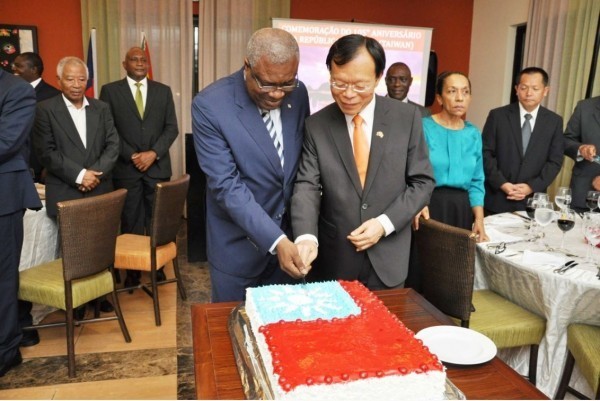 駐館何建功大使與聖多美外長今年十月才一起切蛋糕慶祝中華民國國慶。（外交部提供）