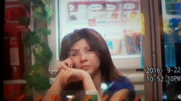 娜塔莎的素顏差很大。（記者姚岳宏翻攝）