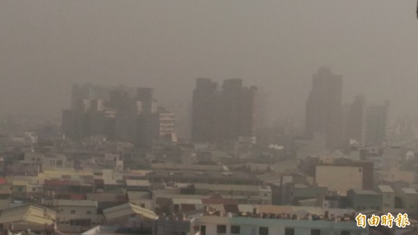 台南今天上午天空霧濛濛一片，古都台南已成了「空污霧都」。（記者蔡文居攝）