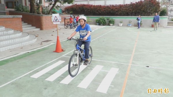 西嶼池東國小首推腳踏車駕照，人生第一張駕照年齡降低。（記者劉禹慶攝）