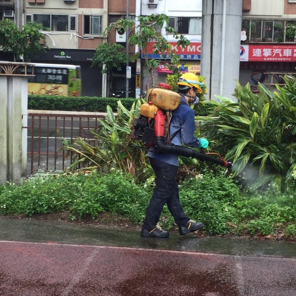 北市衛生局疾管處今表示，自第一例確診以來已經卅日沒有新增感染個案，因此宣布內湖本土登革熱疫情解除。圖為日前內湖區實施環境清理及噴藥作業。（內湖區公所提供）