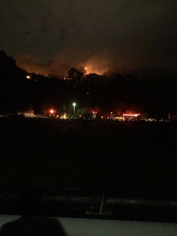 台中大肚成功嶺山區發生大火，而不遠處就是中油油槽。（圖擷自爆料公社）